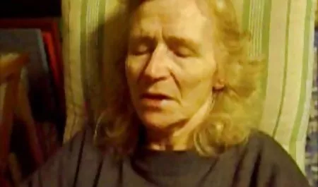 بلوند کیرکوس خارجی ریزه اندام با مشاعره بزرگ