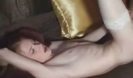 پاهایش عکس های سکسی خفن خارجی را روی میز پهن کرد