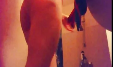 آدریانا سکس خارجی جالب با مشغله های نرم خود بازی می کند