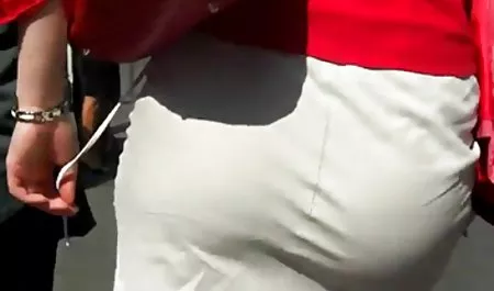 زیبایی با تعجب بین فیلم سکس خاری جی پاهایش