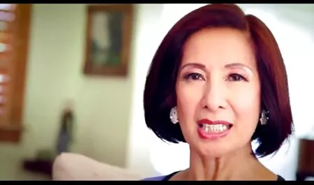 دستی دستی برای یک عکس و فیلم سوپر خارجی غرفه جوان