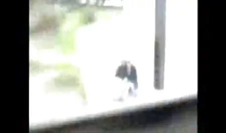 بلوند موجود در عکس سکسی خارجی خفن روغن سخت روی مبل سفید چسبیده است