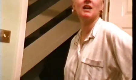 او جمعیت دهان سیاه پوست را با عکس سکسی خارجی دهان خود سرگرم کرد