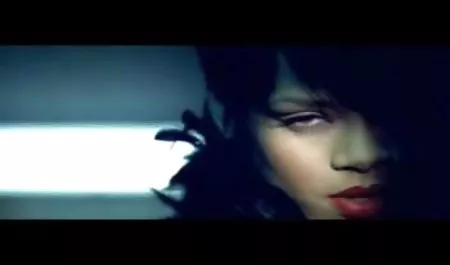 او خودش را با عروسکهای صورتی بلوند چک ترکیب می کیرتوکس خارجی کند