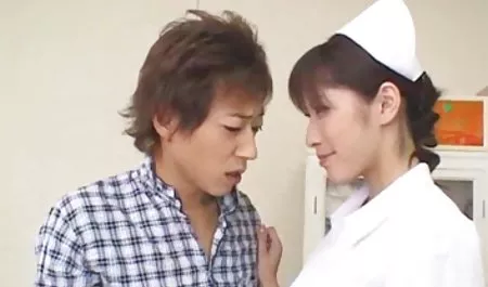 مرد بالغ آسیایی با موهای تیره دیدن فیلم سوپر خارجی لعنتی