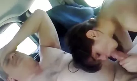 او سبزه را که روی تخت عکسهای سکسی خارج نشسته بود کشید