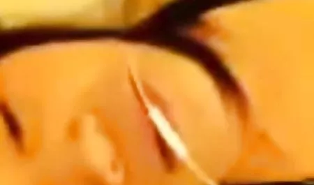 لباس پوشیده از کلیپ سکی خارجی یک کارولینای صورتی داغ دیلدو با سینه های بزرگ