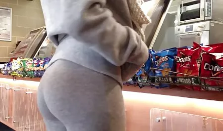 یاسمین دامه جمعی از مردان مشتاق را سرگرم عکسهای سکسخارجی می کند