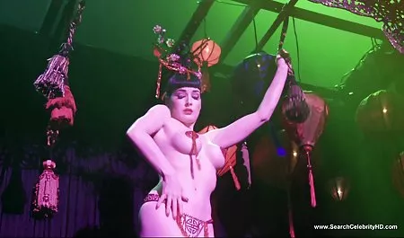 سبزه خودش فیلم عکس سکسی خارجی را در استخر انگشت می زند