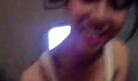 او یک سبزه روی مقعد جدول گرفت عکس سگس خارجی