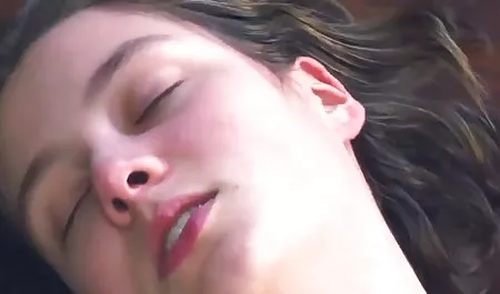 دختر زیبا فیلم سکس خارجی کوتاه عضو را قورت می دهد