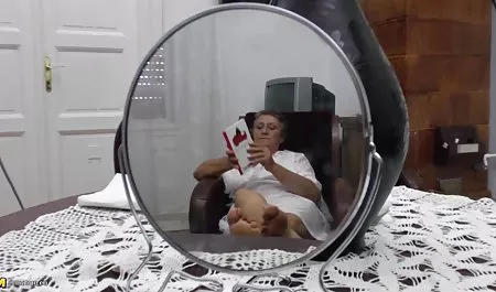 او با نمایش فیلم سکس خارجی دیک بزرگش تف خود را مکید