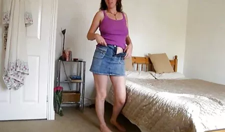 سبزه زیبا جوان خودش را در خانه عکس فیلم سوپر خارجی به رختخواب آورد