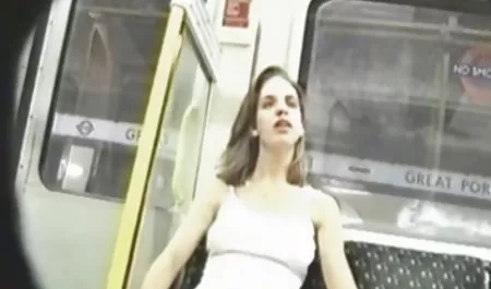 دختر جوان در استمناء تخیل را عکس سسکی خارجی نشان داد