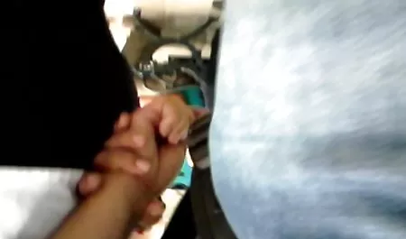 مدیر کودک کودک را در بدن بررسی کیرتوکس کارتونی می کند