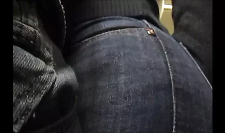 لیلا با یک خروس بزرگ لوس بروس لندن را سرگرم فیلم شکسی خارجی می کند