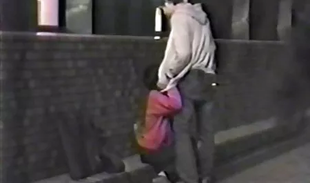 او فیلم آمیزشی خارجی بیدمشک خود را روی میز گذاشت